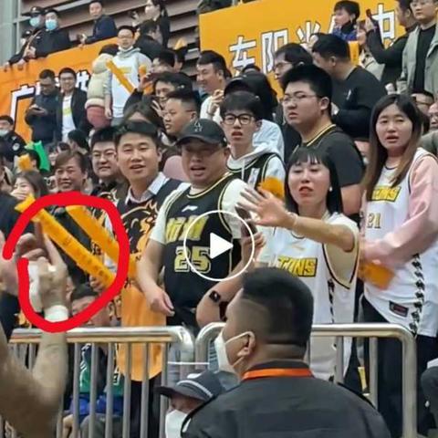 辽宁老人球迷事件最新报道，足球情怀与社会关注热议不断