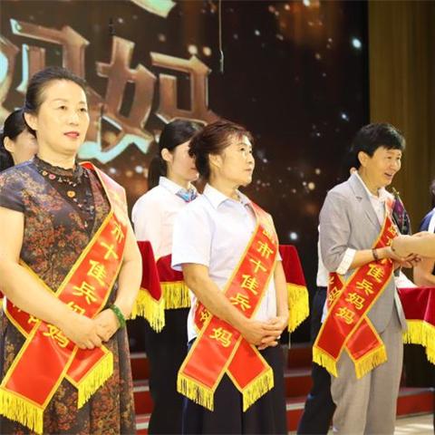 青岛军人风采，城市骄傲与力量的新闻头条
